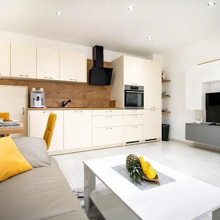 Juric - Free Covered Parking Pula