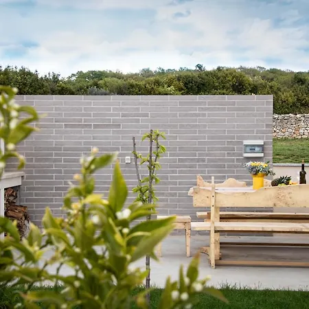 Juric - Free Covered Parking Pola