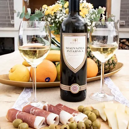 Juric - Free Covered Parking Pola