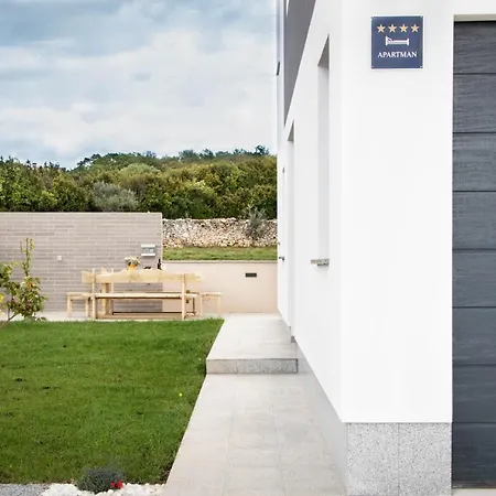 Juric - Free Covered Parking Apartman *