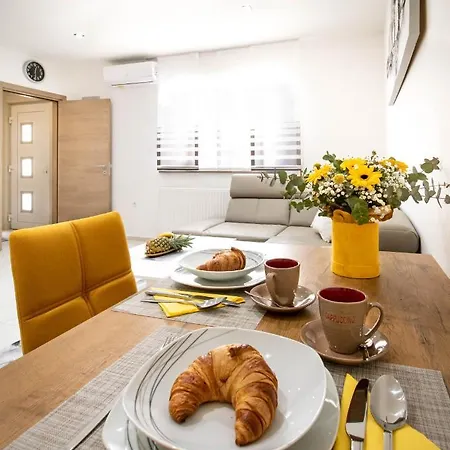 Juric - Free Covered Parking *