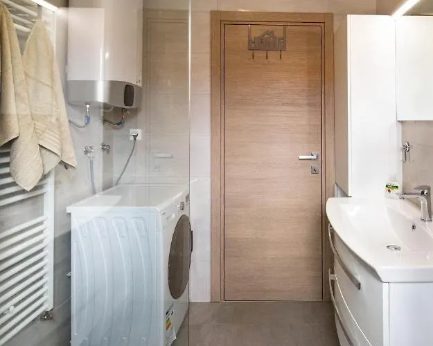 Juric - Free Covered Parking *