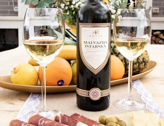 Juric - Free Covered Parking Пула